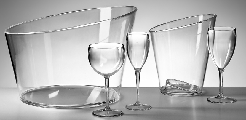 Transparante ijsemmers en transparante plastic champagneglazen